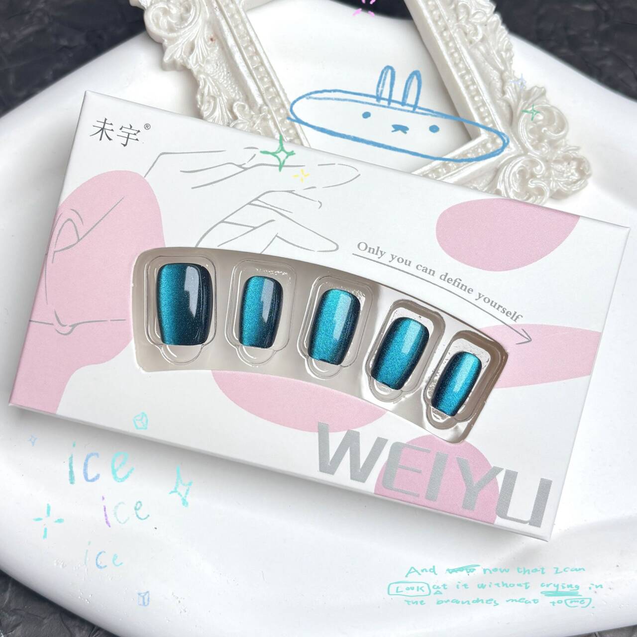 猫の目の純粋な色の藍色の神秘的な雰囲気を追っかけます白シンプルな短いはしごを着て甲