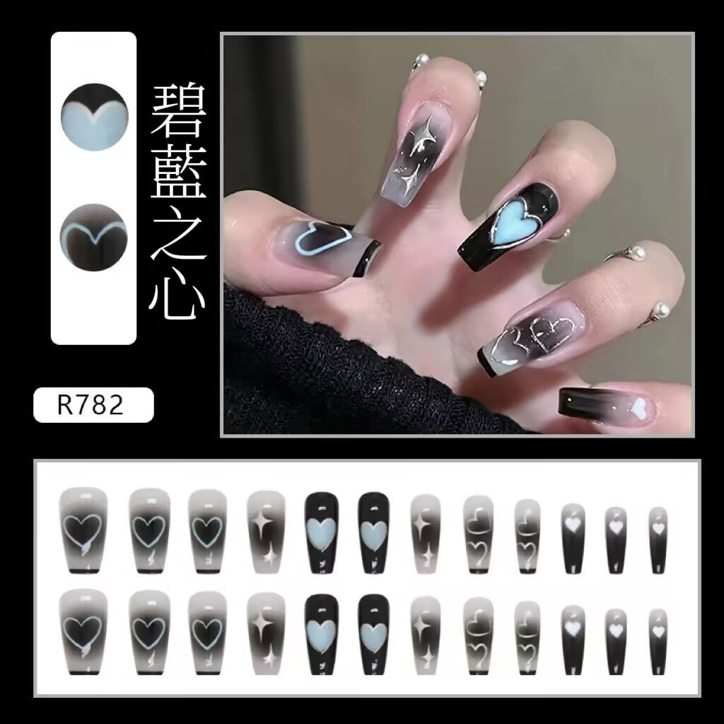 ミディロングバレエチークハートの星を黒でぼかした手描きネイル