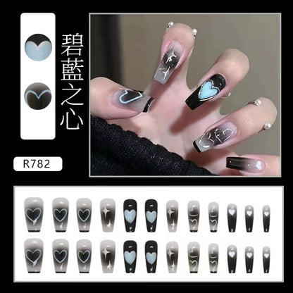 ミディロングバレエチークハートの星を黒でぼかした手描きネイル