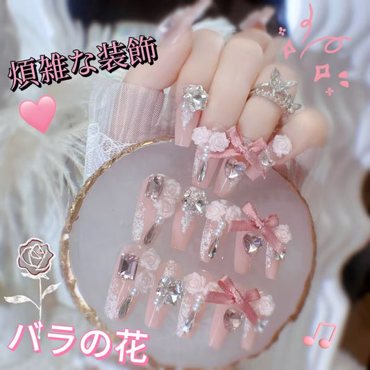 優しい花嫁リボンのローズ砕いたダイヤを、甘く大人のネイルで飾り