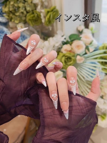 童話の粉の紗の氷透猫の目の頬紅のリボン飾り砕いたダイヤ甘くて優しい優雅な高級な長い楕円を身に着け