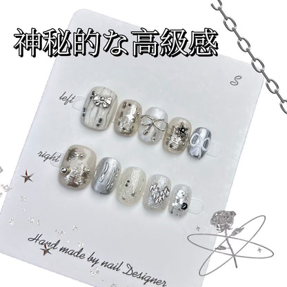 月の表面リボンパールでシルバーを飾り神秘的で高級感があります手描きで短い方円を着けてい