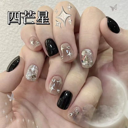 黒銀の星空の四芒星にめまいひらめきダイヤモンドを手でデザインして新しい短い台形を身に着け