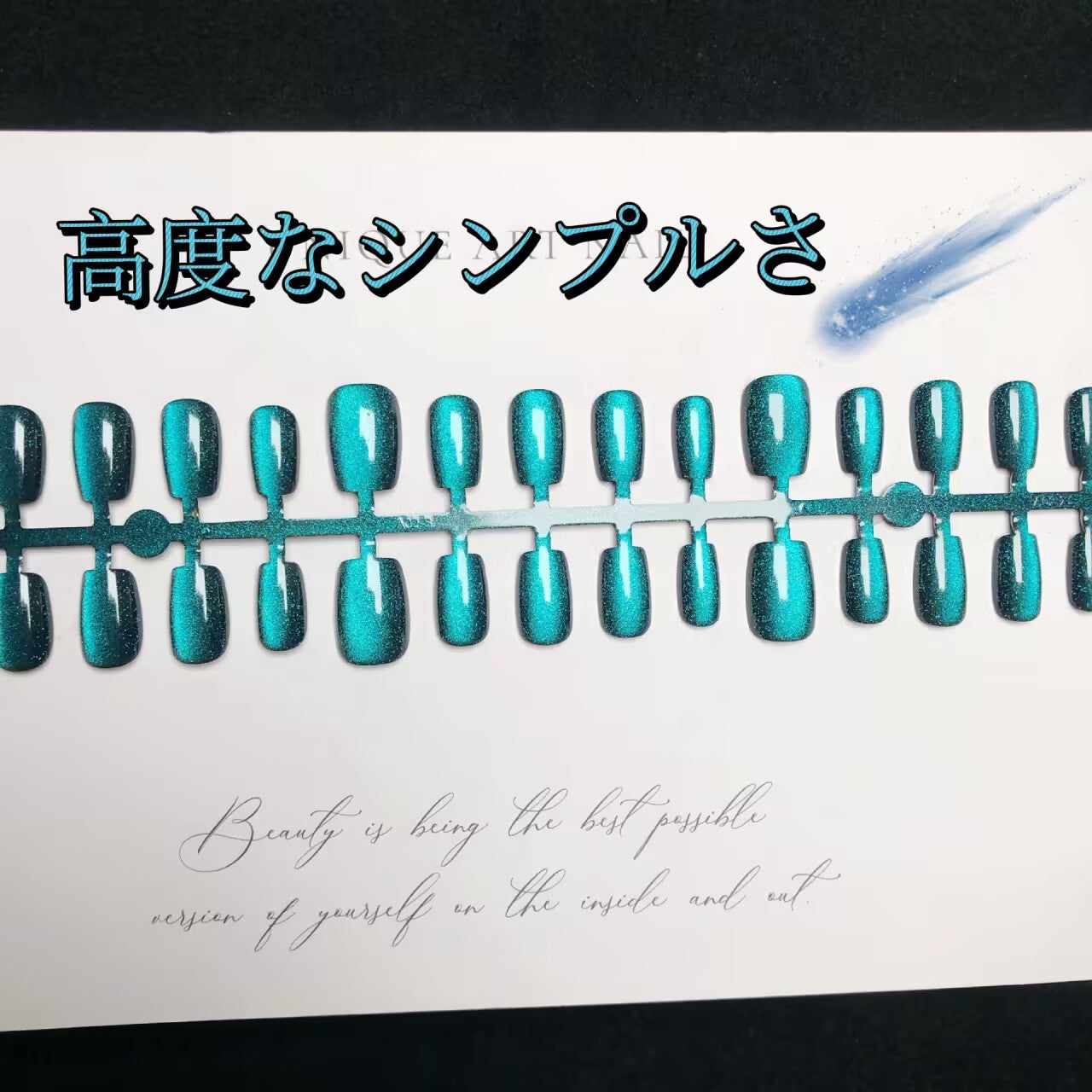 猫の目の純粋な色の藍色の神秘的な雰囲気を追っかけます白シンプルな短いはしごを着て甲