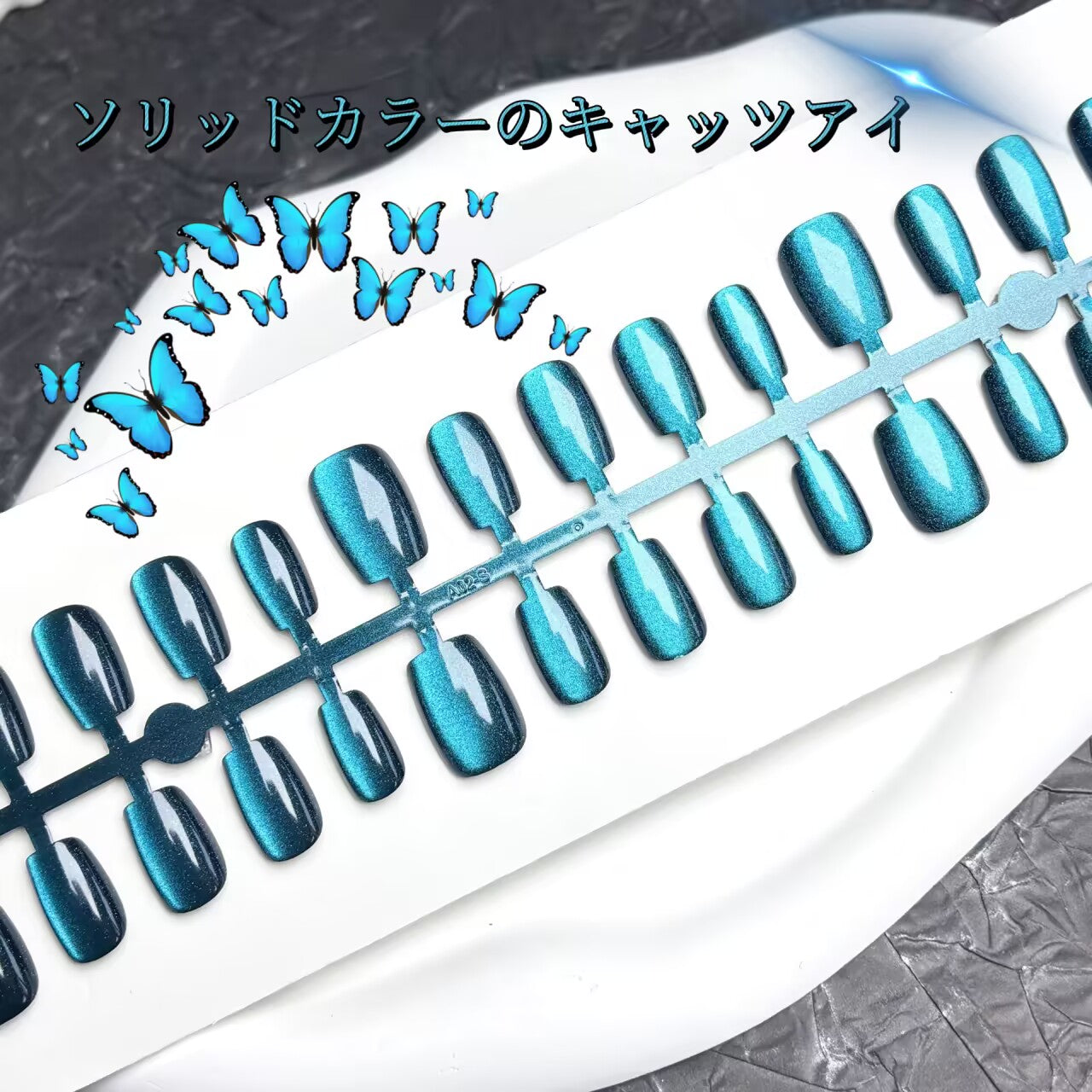 猫の目の純粋な色の藍色の神秘的な雰囲気を追っかけます白シンプルな短いはしごを着て甲