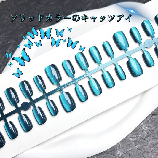 猫の目の純粋な色の藍色の神秘的な雰囲気を追っかけます白シンプルな短いはしごを着て甲