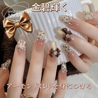 高級感のあるリボンが光るキャッツアイルック