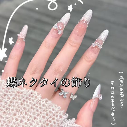 童話の粉の紗の氷透猫の目の頬紅のリボン飾り砕いたダイヤ甘くて優しい優雅な高級な長い楕円を身に着け