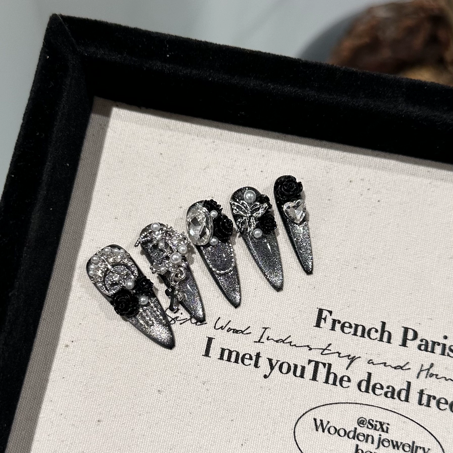 手作りで高級感黒の椿に銀色のキャッツアイが輝きます軽奢重工長楕円着衣