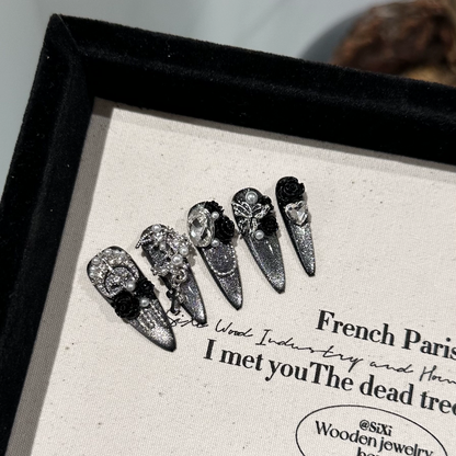 手作りで高級感黒の椿に銀色のキャッツアイが輝きます軽奢重工長楕円着衣