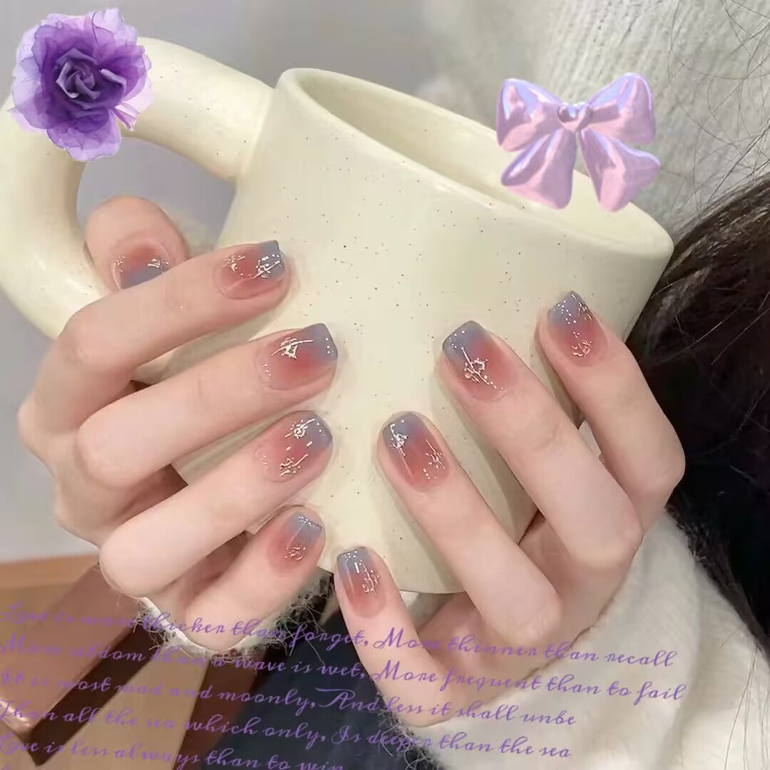 秋冬シンプルに見せる白グレーブルーのグラデーションチーク短い台形のウェアラブル