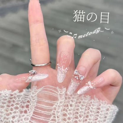 童話の粉の紗の氷透猫の目の頬紅のリボン飾り砕いたダイヤ甘くて優しい優雅な高級な長い楕円を身に着け