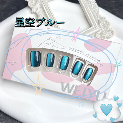 猫の目の純粋な色の藍色の神秘的な雰囲気を追っかけます白シンプルな短いはしごを着て甲