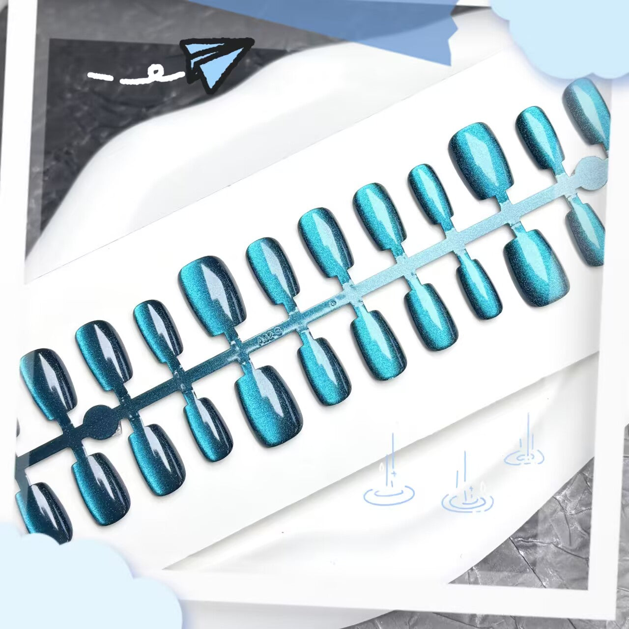 猫の目の純粋な色の藍色の神秘的な雰囲気を追っかけます白シンプルな短いはしごを着て甲