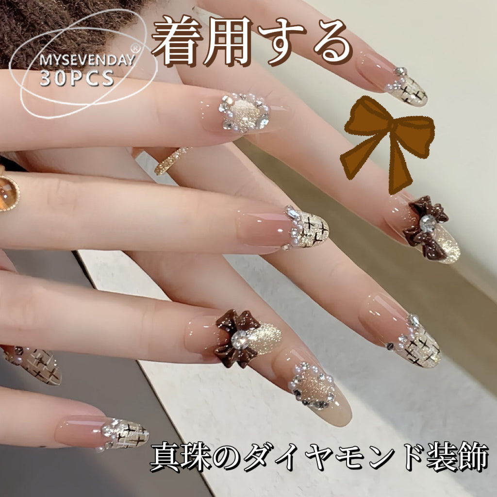 高級感のあるリボンが光るキャッツアイルック