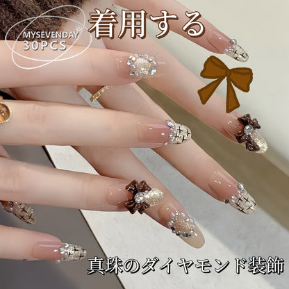 高級感のあるリボンが光るキャッツアイルック