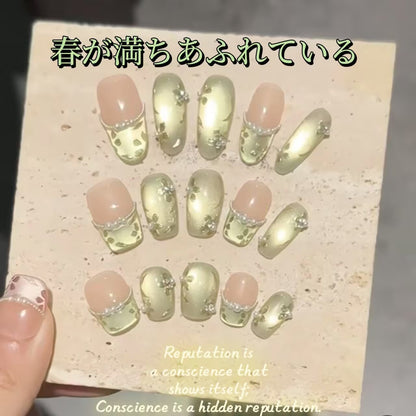 春らしい緑の重工手画猫の目清新な着用甲