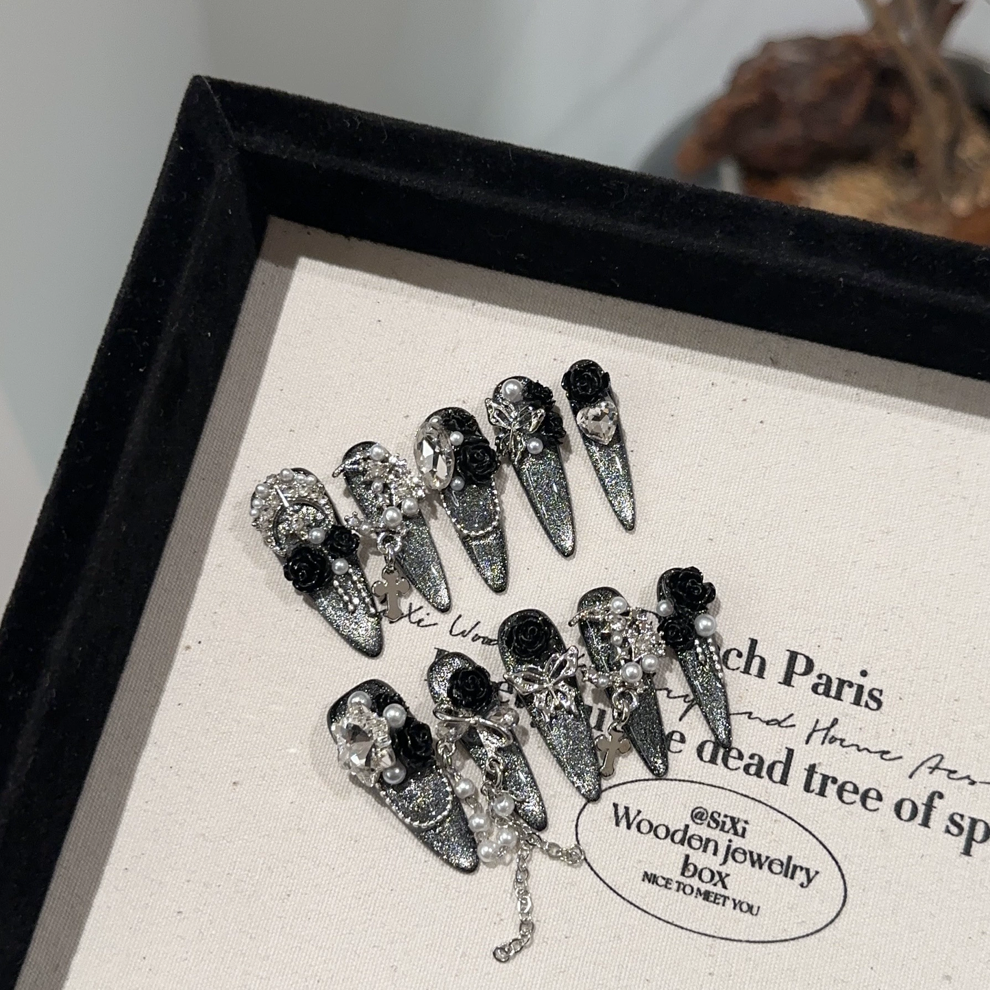 手作りで高級感黒の椿に銀色のキャッツアイが輝きます軽奢重工長楕円着衣