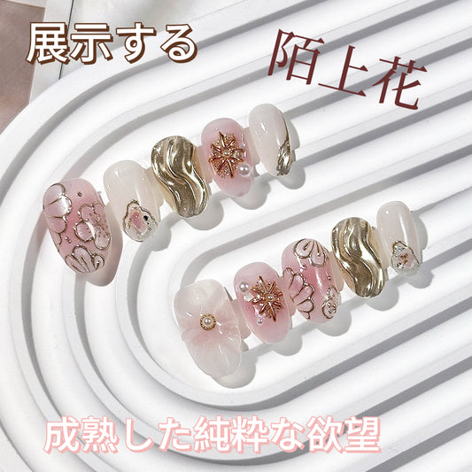 手描きで日常的に白を出して軽やかに仕上げ