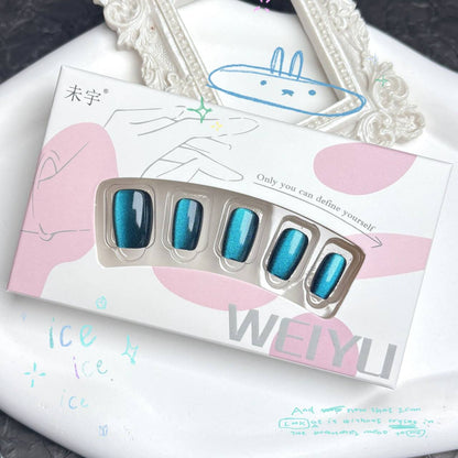 猫の目の純粋な色の藍色の神秘的な雰囲気を追っかけます白シンプルな短いはしごを着て甲