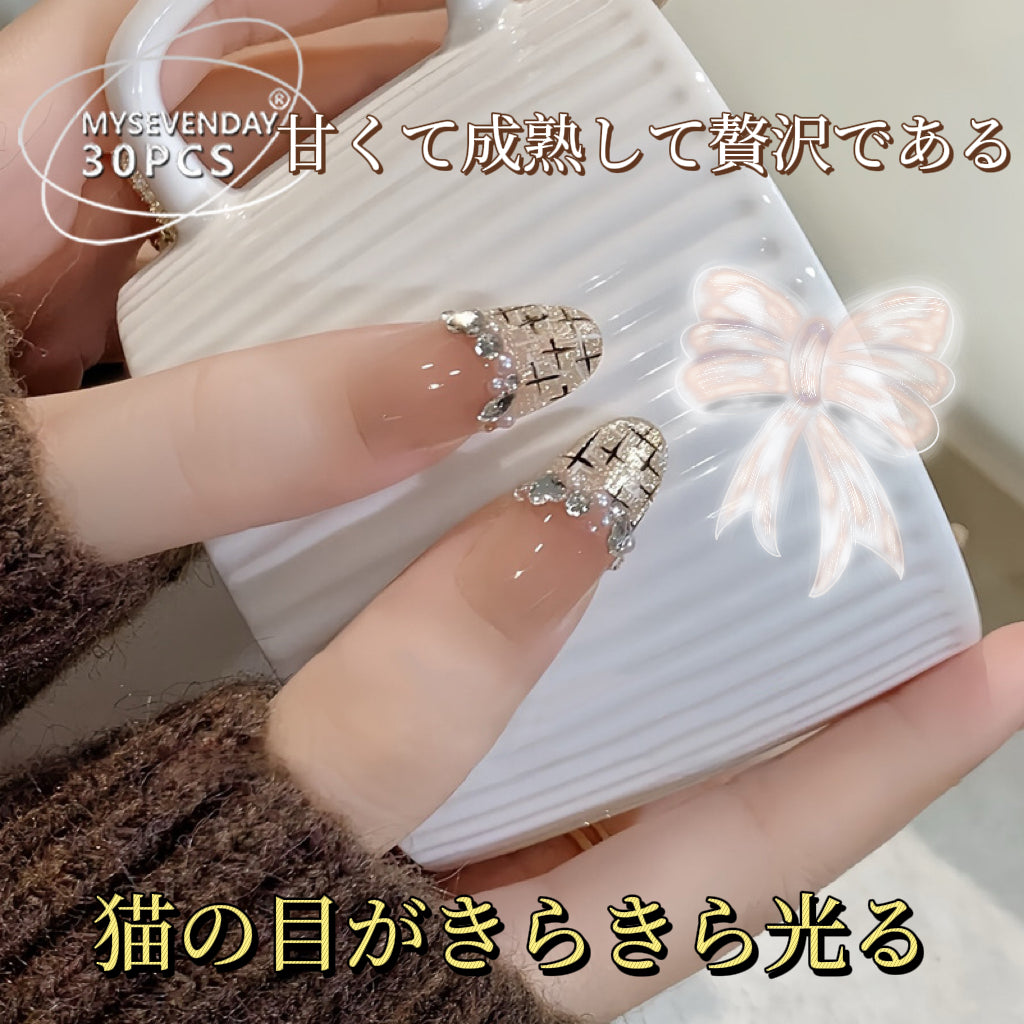 高級感のあるリボンが光るキャッツアイルック