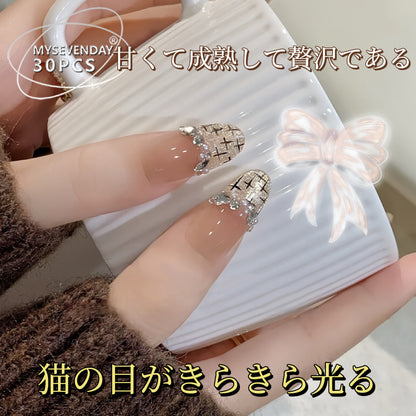 高級感のあるリボンが光るキャッツアイルック