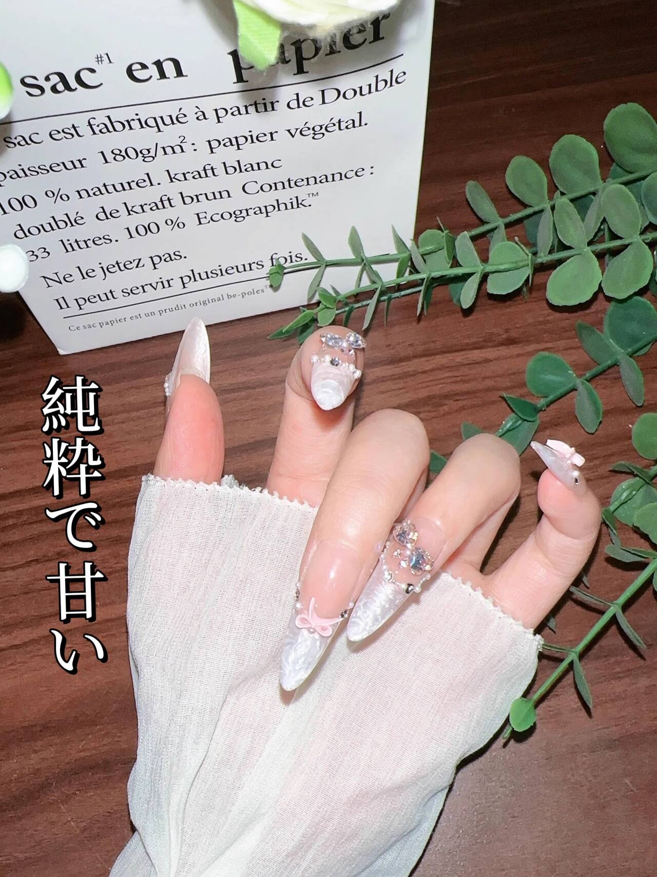 童話の粉の紗の氷透猫の目の頬紅のリボン飾り砕いたダイヤ甘くて優しい優雅な高級な長い楕円を身に着け