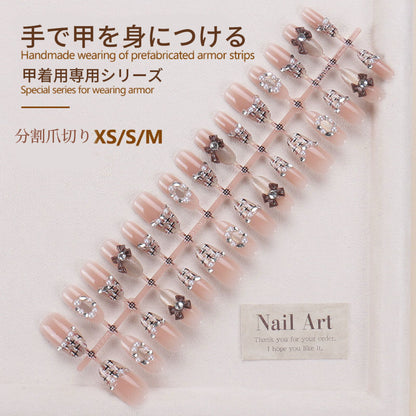 高級感のあるリボンが光るキャッツアイルック