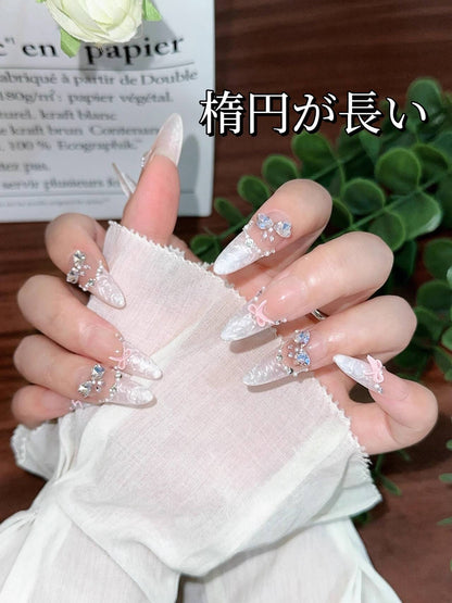 童話の粉の紗の氷透猫の目の頬紅のリボン飾り砕いたダイヤ甘くて優しい優雅な高級な長い楕円を身に着け