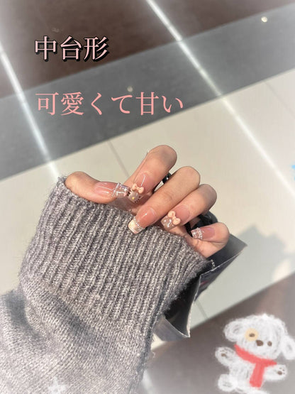 かわいい猫のチークフレンチキャッツアイキティのリボン飾りが台形になってい