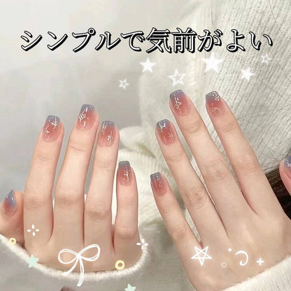 秋冬シンプルに見せる白グレーブルーのグラデーションチーク短い台形のウェアラブル