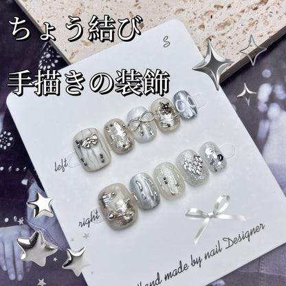 月の表面リボンパールでシルバーを飾り神秘的で高級感があります手描きで短い方円を着けてい