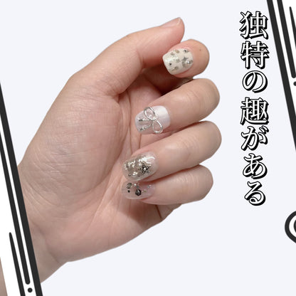 月の表面リボンパールでシルバーを飾り神秘的で高級感があります手描きで短い方円を着けてい