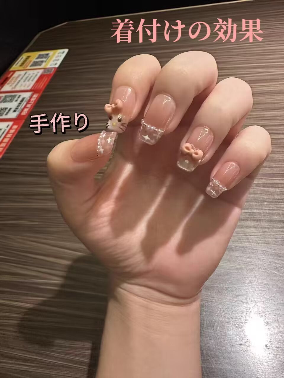 かわいい猫のチークフレンチキャッツアイキティのリボン飾りが台形になってい