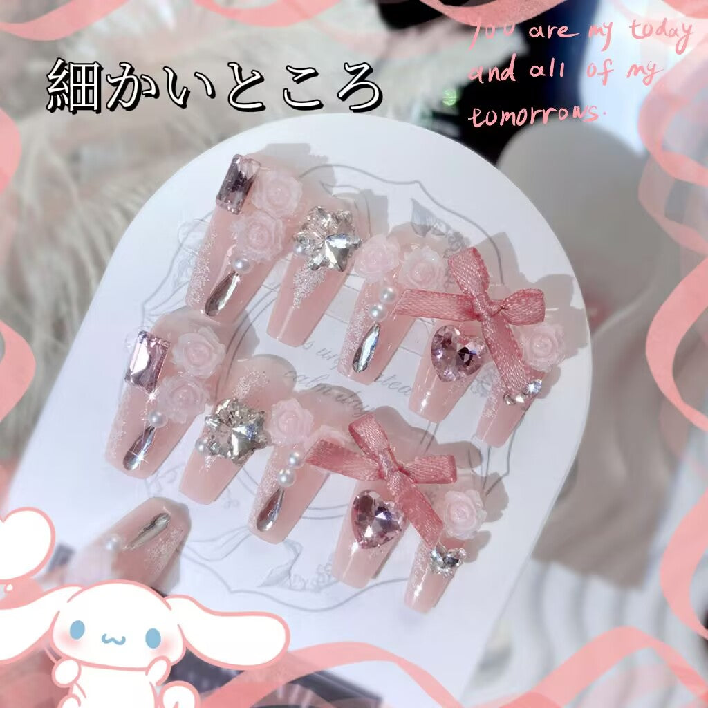 優しい花嫁リボンのローズ砕いたダイヤを、甘く大人のネイルで飾り