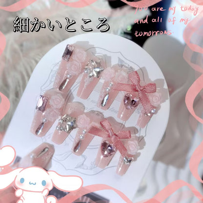 優しい花嫁リボンのローズ砕いたダイヤを、甘く大人のネイルで飾り