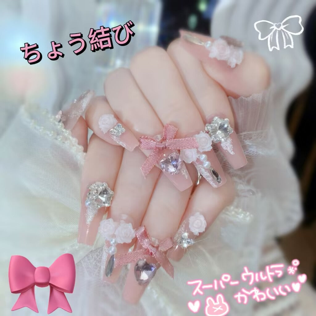 優しい花嫁リボンのローズ砕いたダイヤを、甘く大人のネイルで飾り