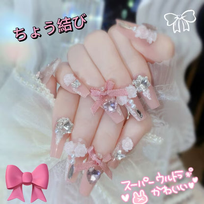 優しい花嫁リボンのローズ砕いたダイヤを、甘く大人のネイルで飾り