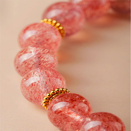 苺の晶の知り合いの猫のネックレスの手串桃の花の天然の粉の水晶の猫の金を招き