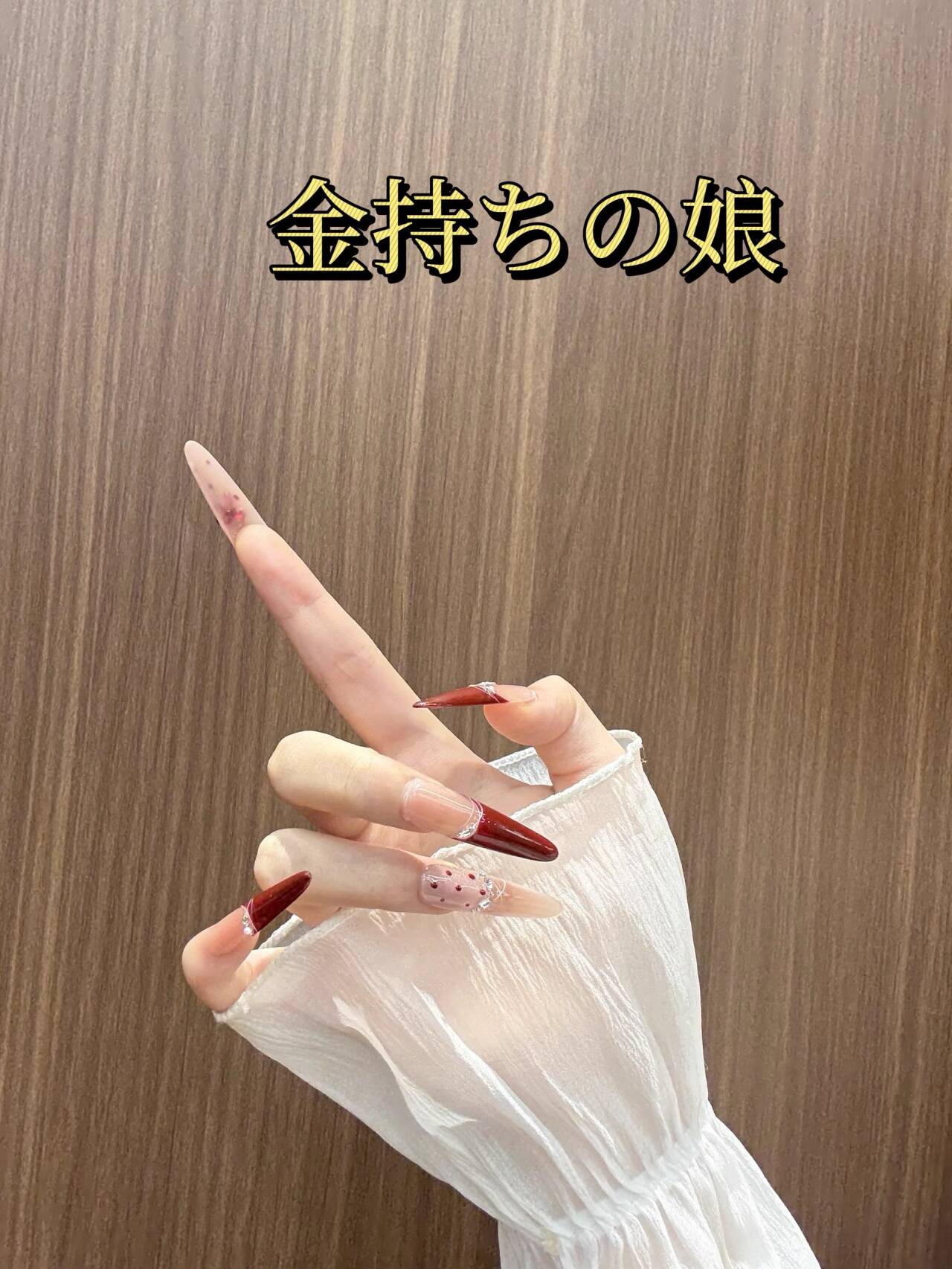 金持ちの令嬢の蝶ネクタイの猫の目の新しいモデルの秋と冬の赤い白を明らかにしますユニークなデザイン細長い甲を身に着けて