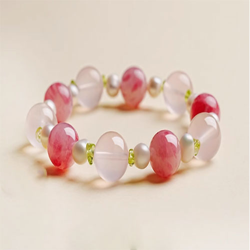 粉の水晶の腕輪の女性の款天然の粉の水晶の水晶の手串は軽くて贅沢な小さい衆の贈り物