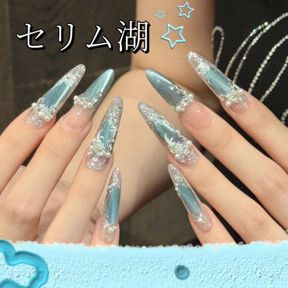 猫の目を透かして氷賽里木湖真珠砕いてくぐる顕白甲を身に着け