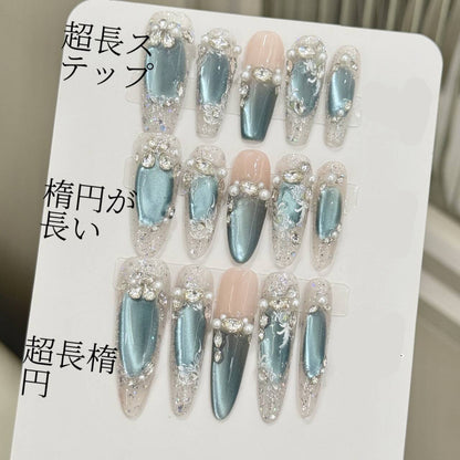 猫の目を透かして氷賽里木湖真珠砕いてくぐる顕白甲を身に着け