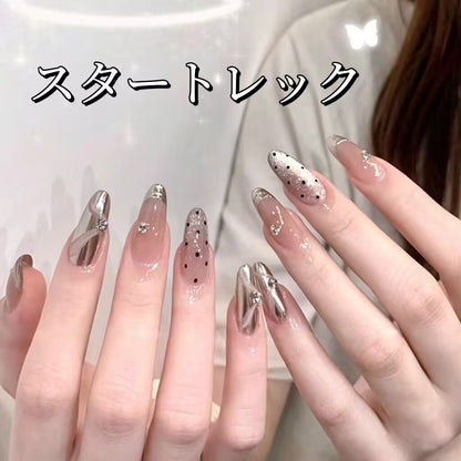 フレンチドットの気品は優しく優雅です高級な銀の面がきらめくデザインは斬新ですアーモンド型のウェアラブル