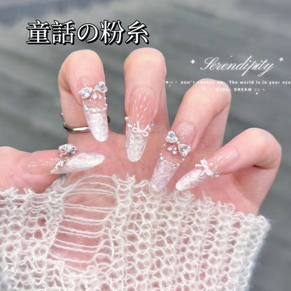 童話の粉の紗の氷透猫の目の頬紅のリボン飾り砕いたダイヤ甘くて優しい優雅な高級な長い楕円を身に着け