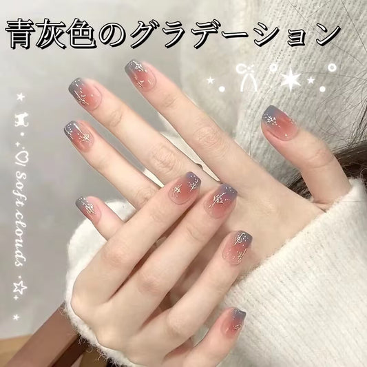 秋冬シンプルに見せる白グレーブルーのグラデーションチーク短い台形のウェアラブル