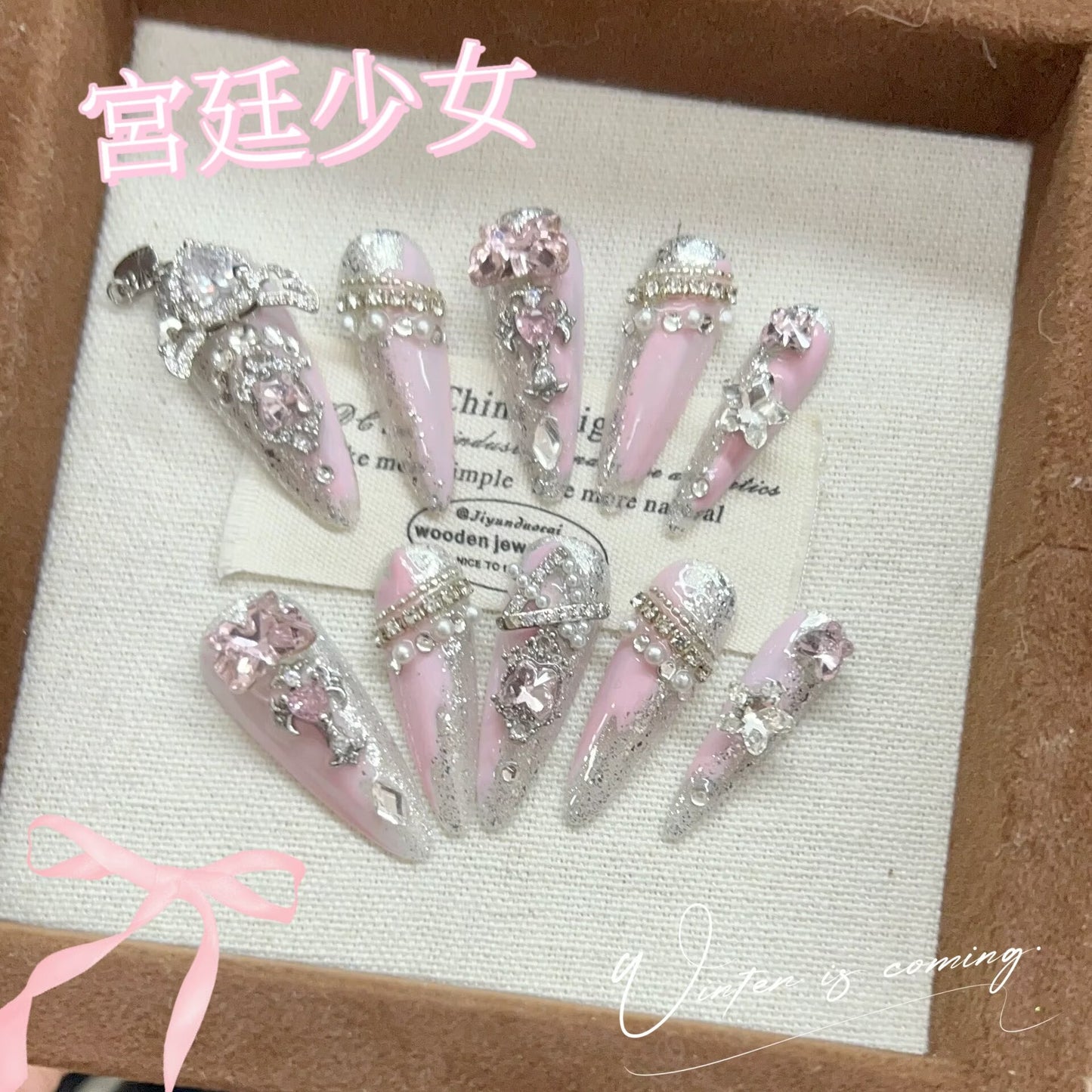 【宮廷少女】重工立体装飾真珠ダイヤモンド装飾手手描きの軽い奢ジルコン精緻な独特の細長い甲を着けます