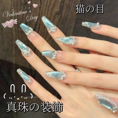 猫の目を透かして氷賽里木湖真珠砕いてくぐる顕白甲を身に着け