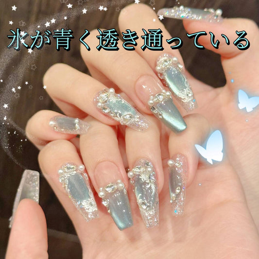 猫の目を透かして氷賽里木湖真珠砕いてくぐる顕白甲を身に着け