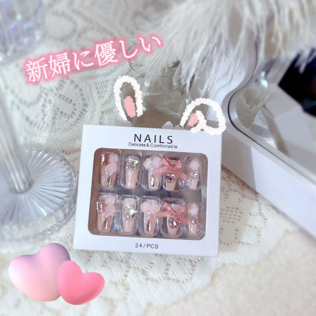 優しい花嫁リボンのローズ砕いたダイヤを、甘く大人のネイルで飾り